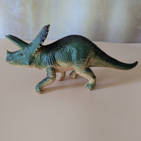 6 Toy Dinosaurs - Picture 16 of 16